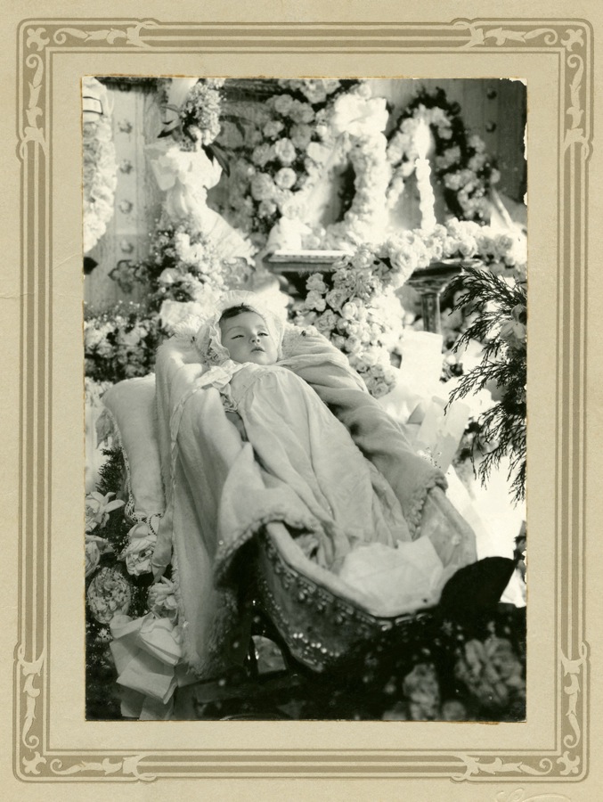 "Velorio de angelito". Hacia 1925 Fotógrafo: José Domingo Laso. © Colección Iván Cruz C. Quito