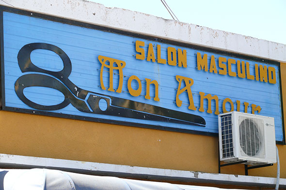 Letrero de peluquería en Santa Rosa, capital de La Pampa, Argentina. Foto (c) Jesús García Marín