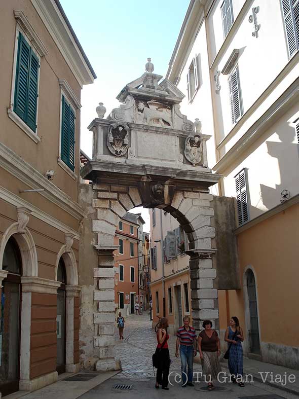 Puerta con el león veneciano en Rovinj, Croacia