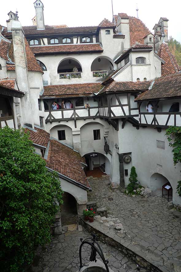 Patio del castillo de Bran, Transilvania, Rumanía