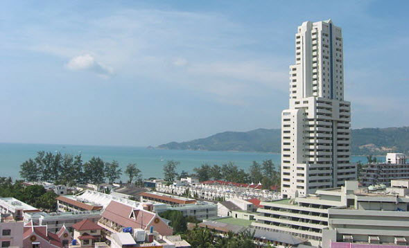 Vista de la playa de Patong con el Patong Tower Condominium de frente