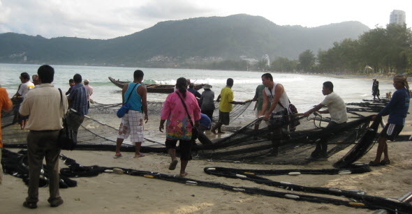 Pescadores a primera hora de la mañana en la playa de Patong. Foto © Tu Gran Viaje