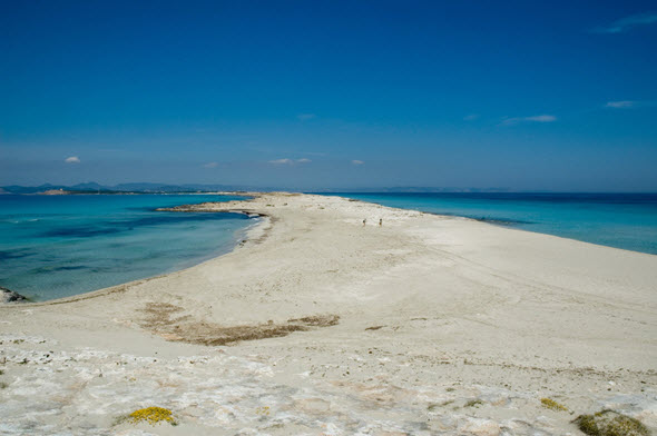 La playa de Illetes, en Formentera, es una de las mejores playas de España. Foto (c) Jorge Jiménez Diez razones para que lo dejes todo y viajes a Formentera | Tu Gran Viaje