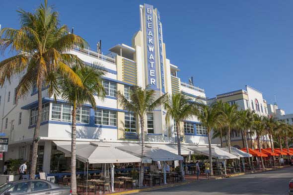 El Breakwater Hotel, una de las mejores muestras del estilo Art-Deco en Miami Beach