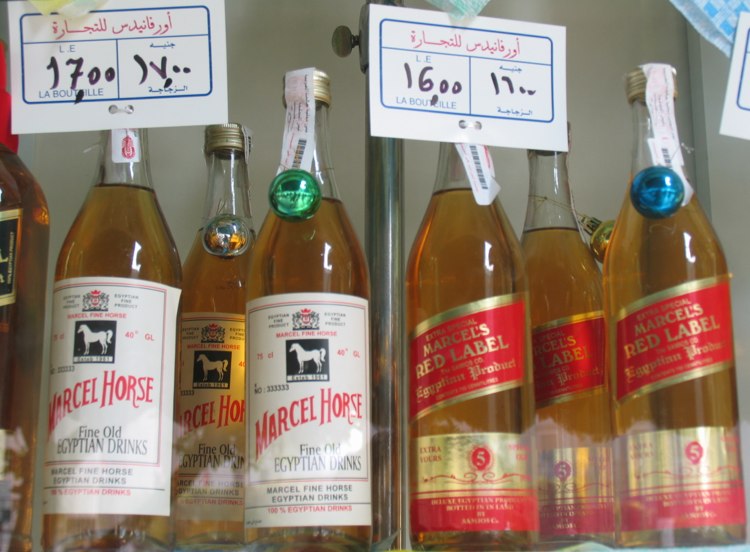 etiquetas de licore destilados en Egipto.  Foto © Jesús García Marín