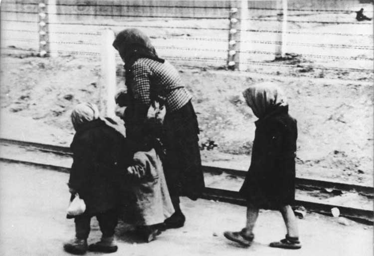 Una mujer y sus dos hijos, en el cam por de concentración de Auschwitz en 1944. Foto Bundesarchiv.
