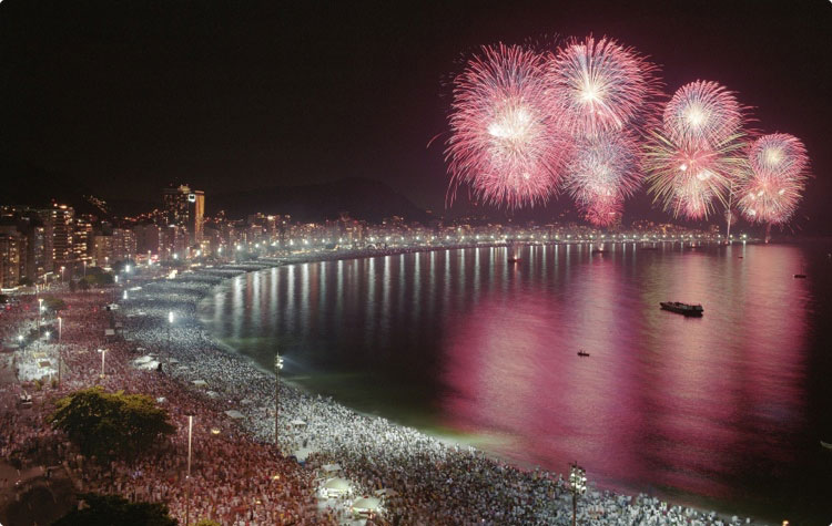 Fiesta de Nochevieja y Año Nuevo en la playa de Copacabana, Río de Janeiro