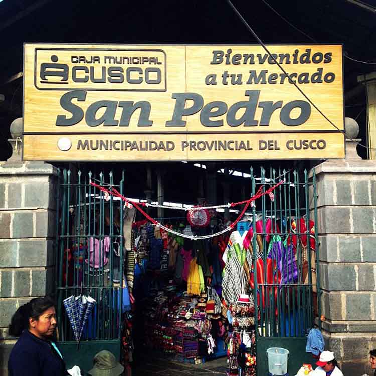 Entrada del Mercado de San Pedro de Cusco. Foto Mango Verde con Sal