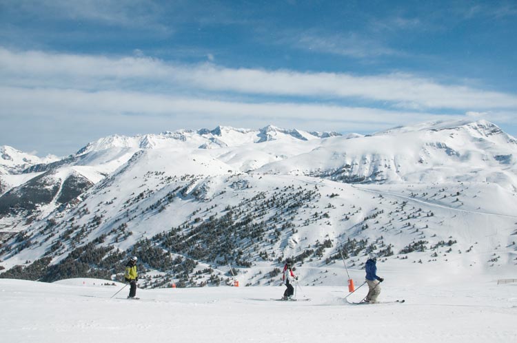 Durante la temporada 2013-2014, más de un millón de esquiadores disfrutaron de los más de 275 kilómetros esquiables -la mayor superficie esquiable de España- de Aramon.