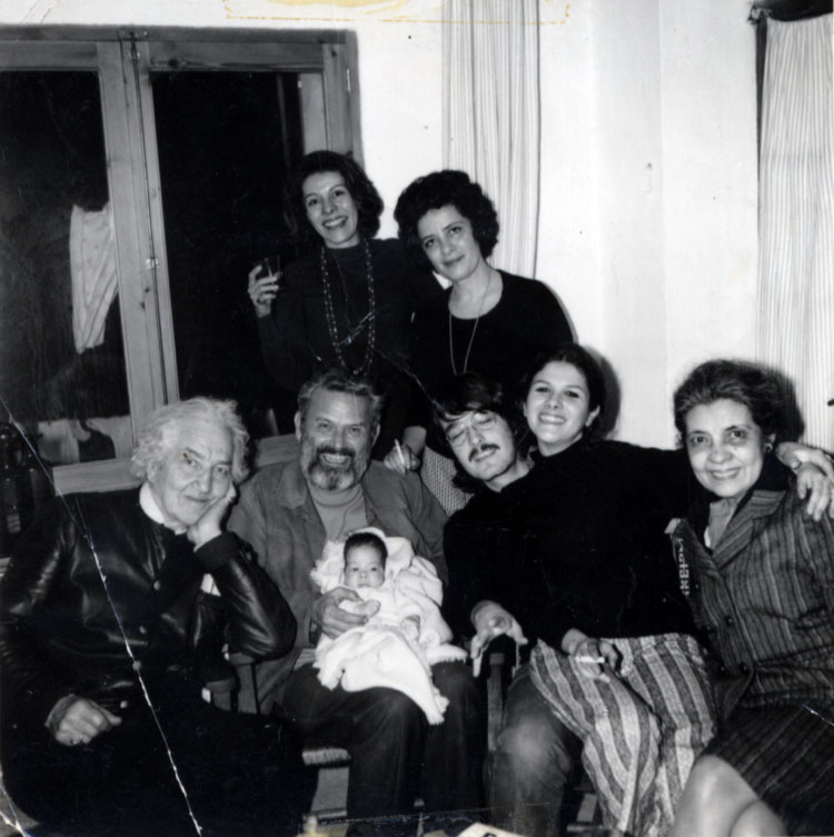 Robert Graves con su familia y amigos den Deià. Archivo Claribel Alegría