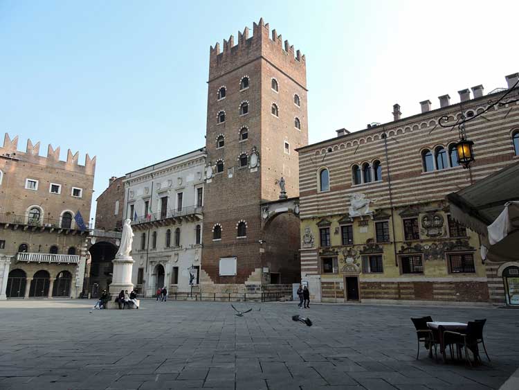 Piazza dei Signori de Verona, con la estatua de Dante