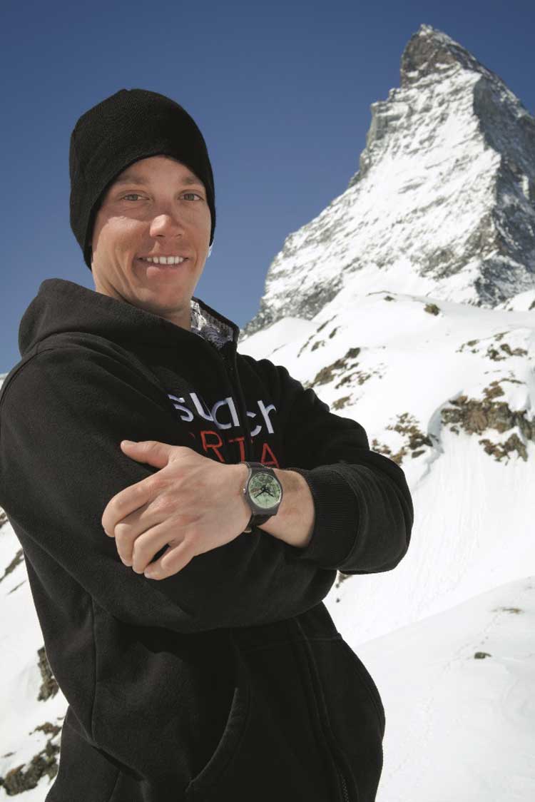 El montañero Sam Anthamatten con su reloj The Route de Swatch, ante el monte Cervino