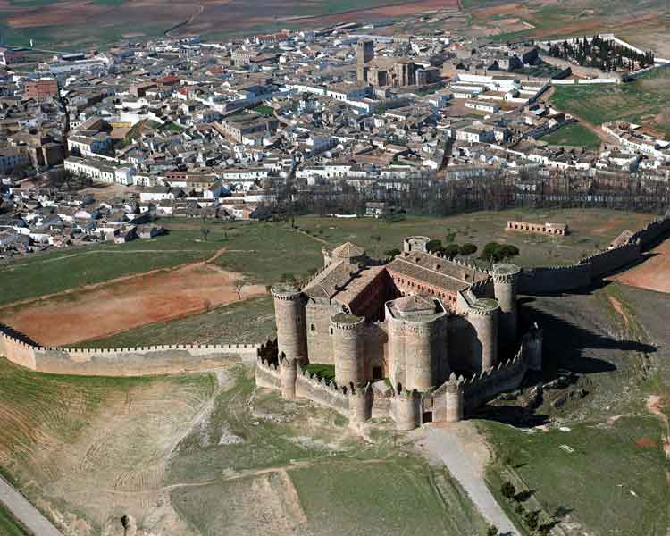 Panorámica aérea del Castillo de Belmonte (Cuenca)