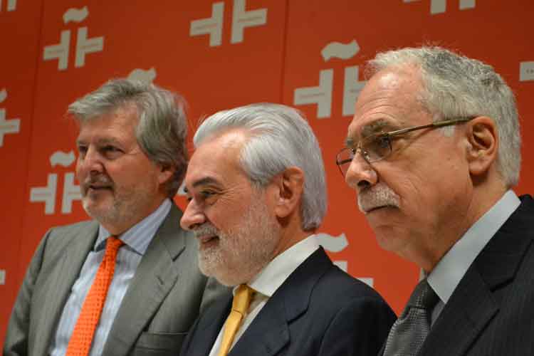Íñigo Menéndez de Vigo,  Ministro de Cultura; Darío Villanueva, director de la RAE; y Camiló Cela Conde. Foto © Jesús Gª Marín