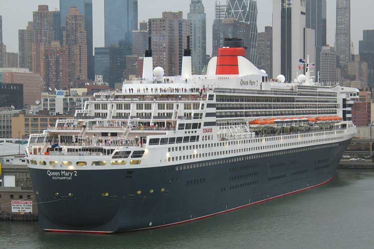 Queen Mary II atracando en Nueva York. Cruceros de Lujo en Tu Gran Viaje