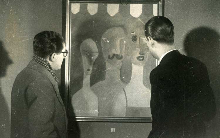 Camilo José Cela contemplando una obra suya en una exposición durante la posguerra española. Foto © y cortesía de la Fundación Charo y Camilo José Cela