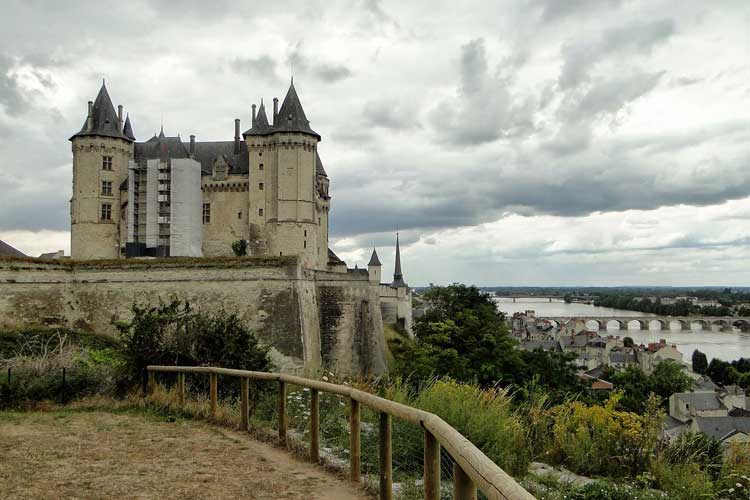 El Château de Saumer y el puente medieval. Foto CC Petrosyan. Tu Gran Viaje por el Valle del Loira