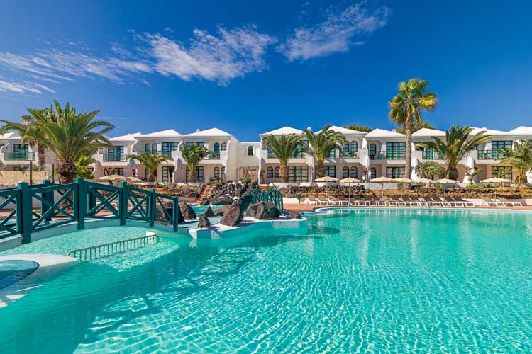 Piscina del hotel H10 Ocean Suites de Fuerteventura