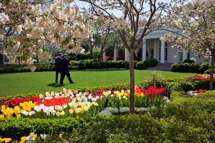 El Presidente Barack Obama camina por el Rose Garden de la Casa Blanca con el Consejero de Seguridad Nacional Tom Donilon, el 14 de abril de 2011 (Foto Oficial de la Casa Blanca de Peter Souza).